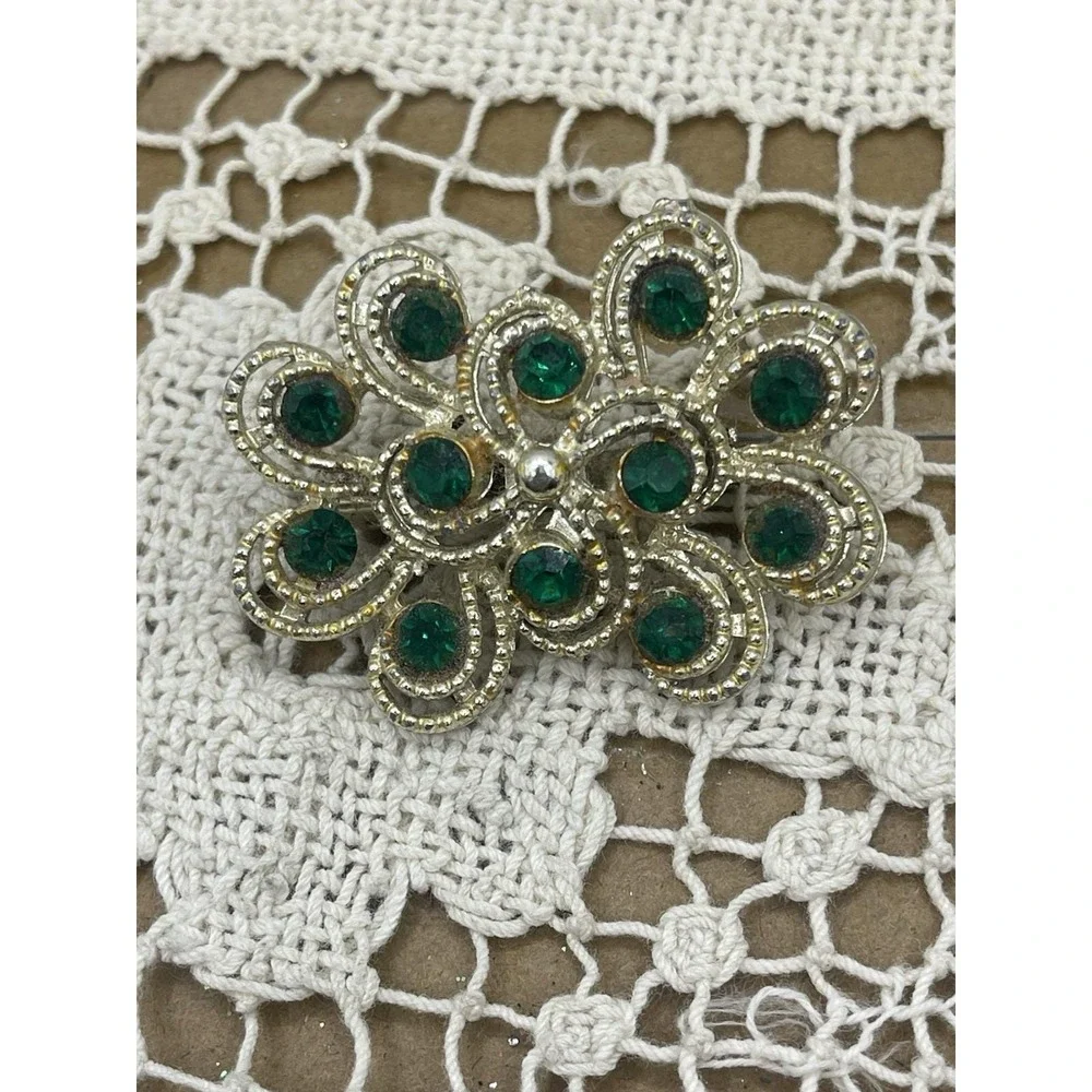 Vintage Emerald Green Rhinestone Gold Tone Filigree‎ Circle Layered Crystals